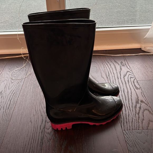 Womens Size 7 Rain Boots - Picture 2 of 4
